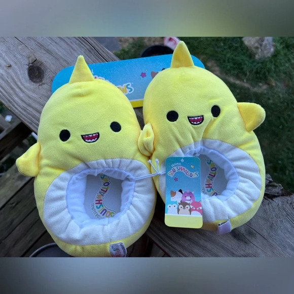 Squishmallows Slippers Baby Shark 2/3 - Picture 1 of 3